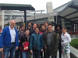Personnel devant chez Google
