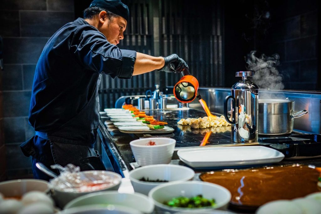 Photo : Should we digitalize the service of fine-dining restaurants?