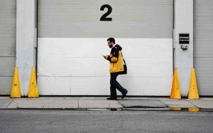 Un homme dans la rue