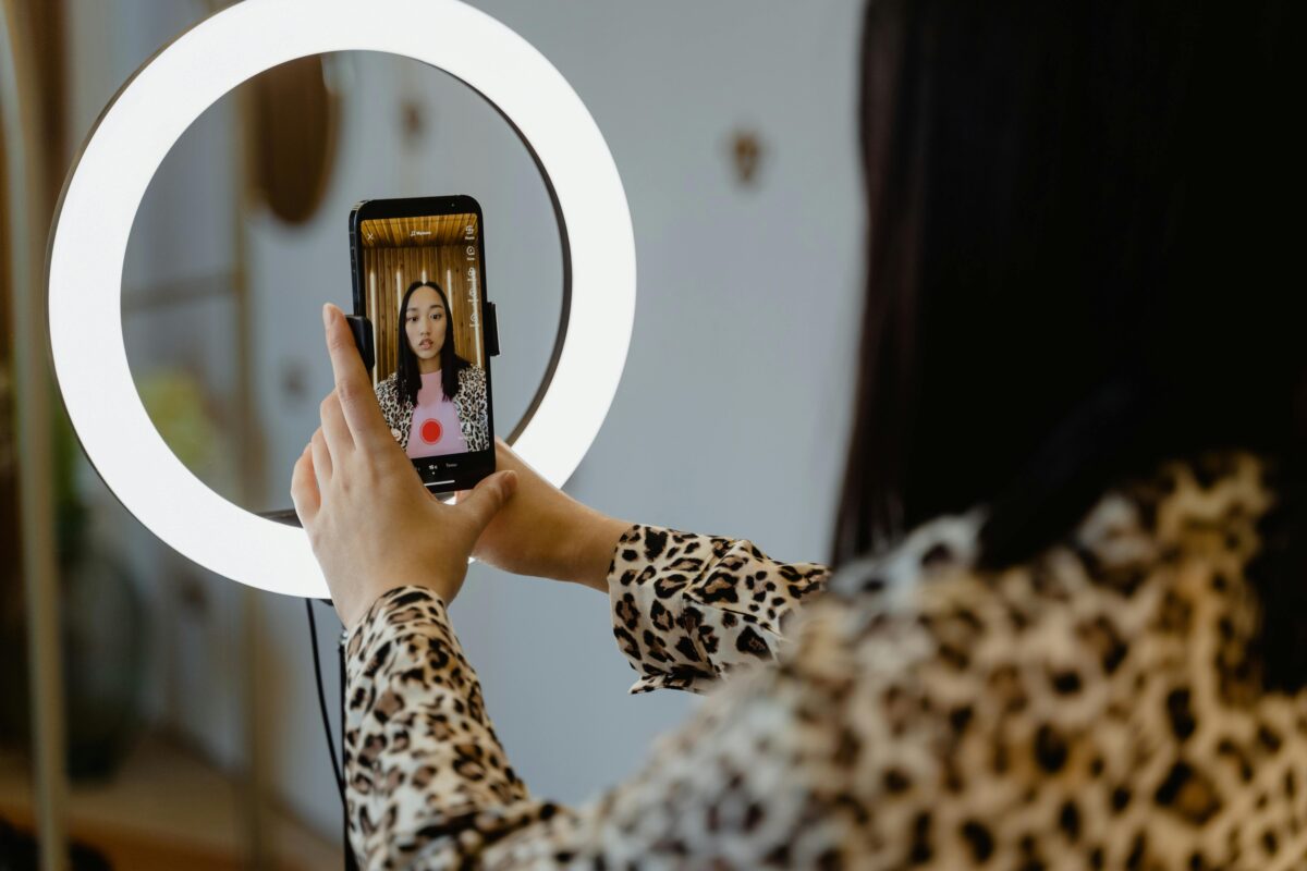 Photo : Faux experts, vrais influenceurs : un défi pour les marques